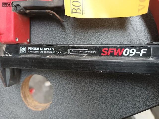 Lot 16 - pneumatische nietmachine senco - afbeelding 2 van  3