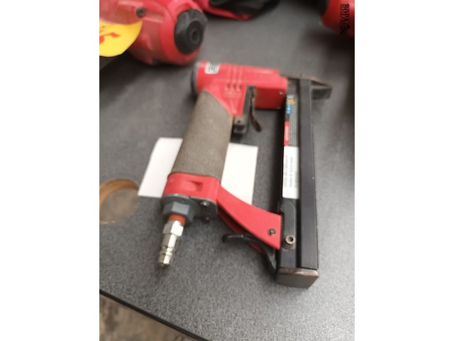 Lot 16 - pneumatische nietmachine senco - afbeelding 3 van  3