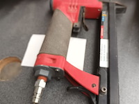 Lot 16 - pneumatische nietmachine senco - afbeelding 3 van  3