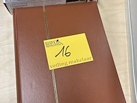 Lot 16 - postzegelverzameling met vergrootglas