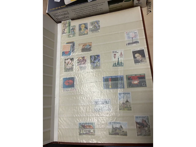 Lot 16 - postzegelverzameling met vergrootglas - afbeelding 5 van  6