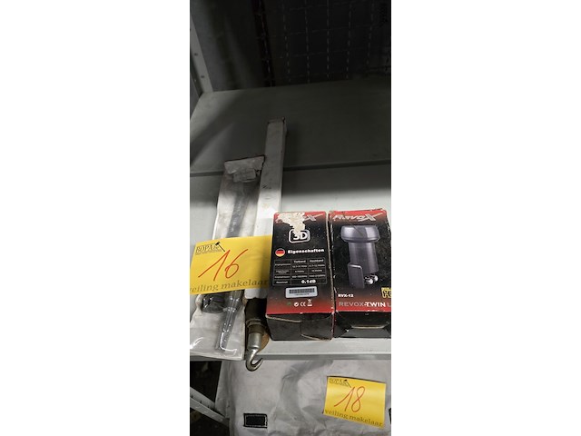 Lot 16 - ratel, veer, satelietonyvanger 2 stuks - afbeelding 1 van  1