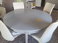 Lot 16 - ronde tafel met 4 stoelen - afbeelding 1 van  4