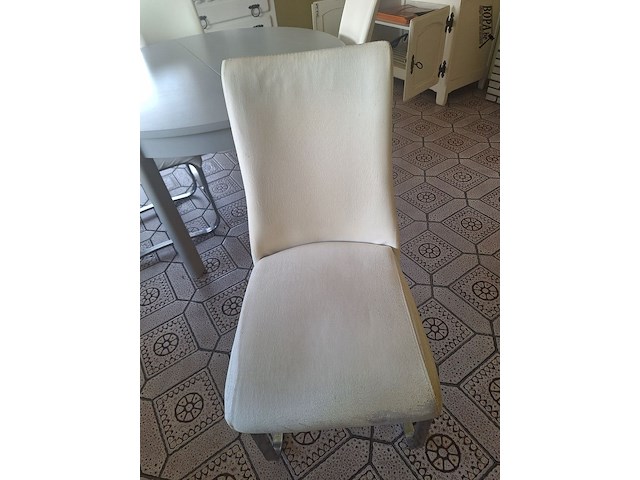 Lot 16 - ronde tafel met 4 stoelen - afbeelding 2 van  4