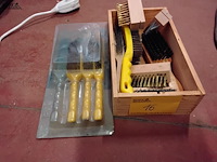 Lot 16 - staalborstels verschillende soorten