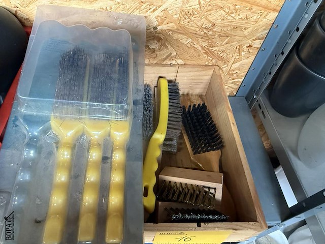 Lot 16 - staalborstels verschillende soorten - afbeelding 3 van  3