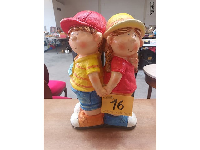 Lot 16 - tuinbeeld 2 kinderen - afbeelding 1 van  4