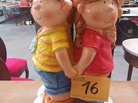 Lot 16 - tuinbeeld 2 kinderen - afbeelding 1 van  4