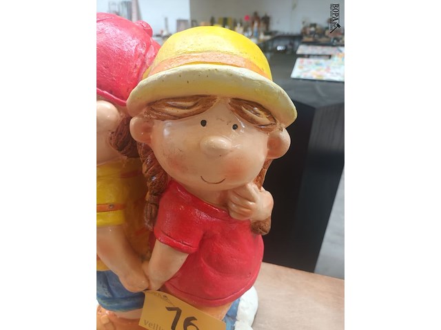 Lot 16 - tuinbeeld 2 kinderen - afbeelding 3 van  4