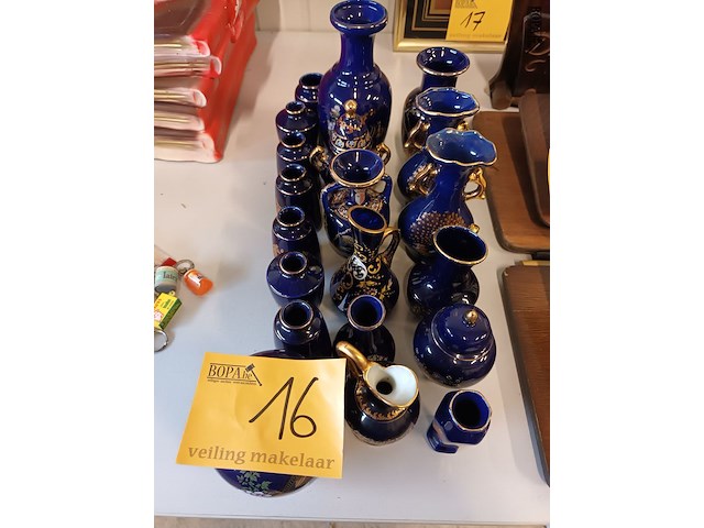 Lot 16 - vaasjes in kobalt blauw. 20 stuks - afbeelding 1 van  8
