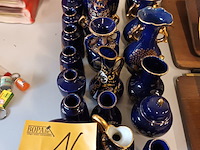 Lot 16 - vaasjes in kobalt blauw. 20 stuks