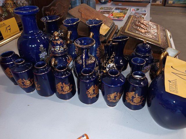 Lot 16 - vaasjes in kobalt blauw. 20 stuks - afbeelding 2 van  8