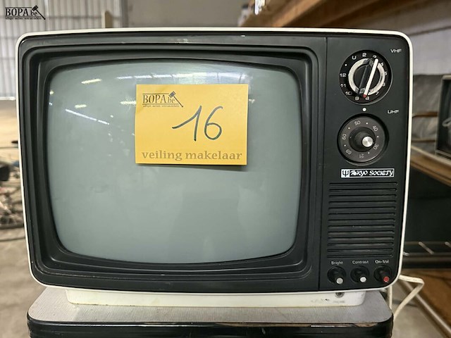 Lot 16 - vintage draagbare tv '70/'80 - afbeelding 1 van  2