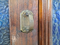 Lot 16 - vintage eiken buffetkast met glas in looddeuren en spiegel a - afbeelding 4 van  8