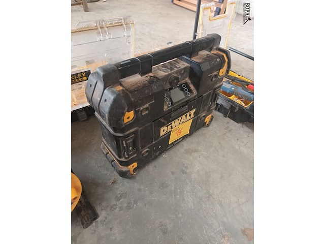 Lot 16 - werfradio dewalt met laadfunctie - afbeelding 2 van  4