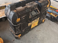 Lot 16 - werfradio dewalt met laadfunctie - afbeelding 2 van  4