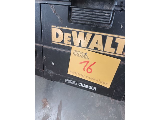 Lot 16 - werfradio dewalt met laadfunctie - afbeelding 3 van  4