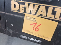 Lot 16 - werfradio dewalt met laadfunctie - afbeelding 3 van  4