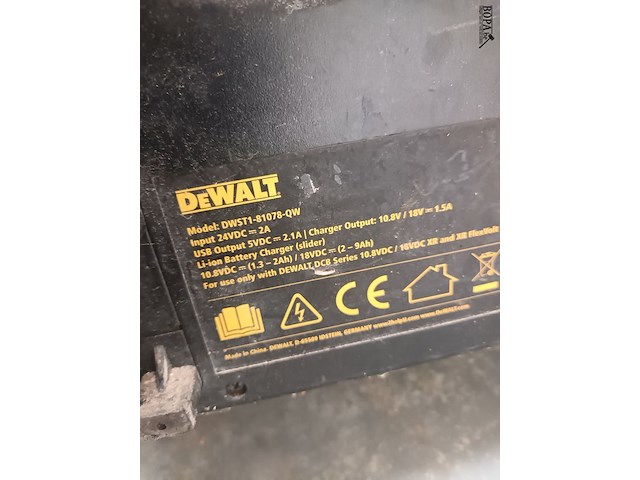 Lot 16 - werfradio dewalt met laadfunctie - afbeelding 4 van  4