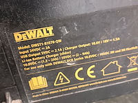 Lot 16 - werfradio dewalt met laadfunctie - afbeelding 4 van  4