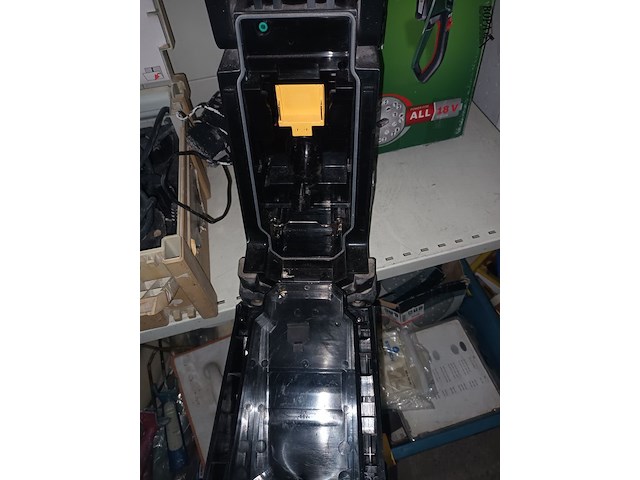 Lot 16 - werfradio makita - afbeelding 4 van  5