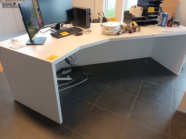 Lot 16 - witte bureau met schuine hoek - afbeelding 1 van  3