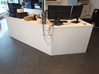Lot 16 - witte bureau met schuine hoek - afbeelding 2 van  3