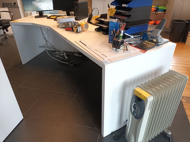 Lot 16 - witte bureau met schuine hoek - afbeelding 3 van  3