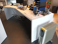 Lot 16 - witte bureau met schuine hoek - afbeelding 3 van  3