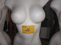 Lot 16 - witte torso vrouw op voet