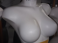Lot 16 - witte torso vrouw op voet - afbeelding 3 van  3