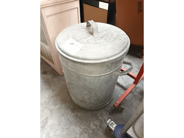 Lot 16 - zinken ton met deksel - afbeelding 1 van  2