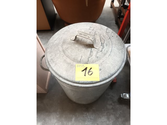Lot 16 - zinken ton met deksel - afbeelding 2 van  2