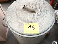 Lot 16 - zinken ton met deksel - afbeelding 2 van  2