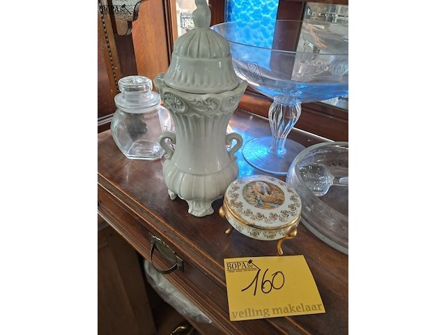 Lot 160 - beige antieken opbergpot en opbergschaaltje limoges - afbeelding 1 van  2