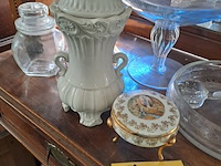 Lot 160 - beige antieken opbergpot en opbergschaaltje limoges - afbeelding 1 van  2