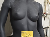 Lot 160 - etalagepop zwart op voet - afbeelding 2 van  4