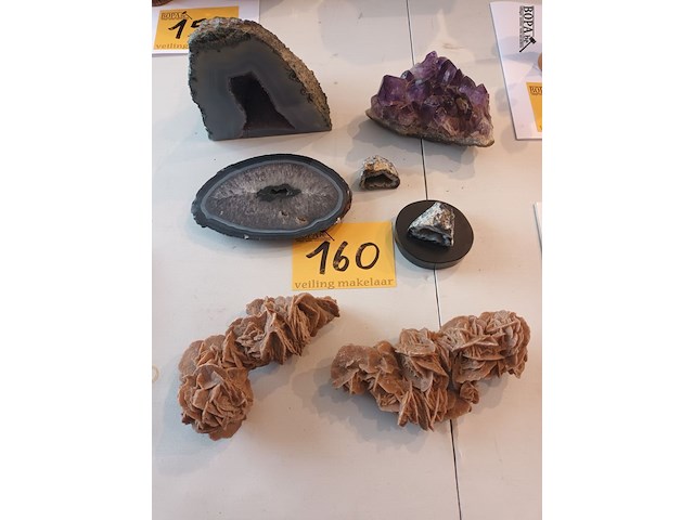 Lot 160 - kristallen, geode, woestijnroos. 7 stuks - afbeelding 1 van  4