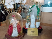 Lot 160 - mariabeeld in glazen stolp - afbeelding 1 van  1