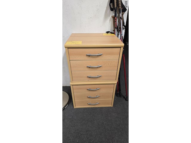 Lot 160 - nachtkast in beuk met 3 lades, 2 stuks - afbeelding 1 van  2