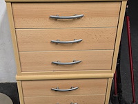 Lot 160 - nachtkast in beuk met 3 lades, 2 stuks - afbeelding 1 van  2