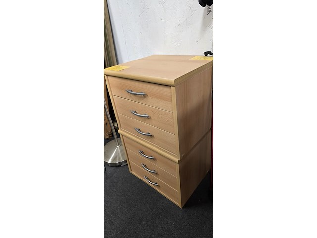 Lot 160 - nachtkast in beuk met 3 lades, 2 stuks - afbeelding 2 van  2