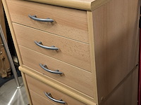 Lot 160 - nachtkast in beuk met 3 lades, 2 stuks - afbeelding 2 van  2