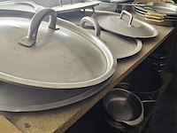 Lot 160 - rvs schalen en kommen en bestek - afbeelding 1 van  5