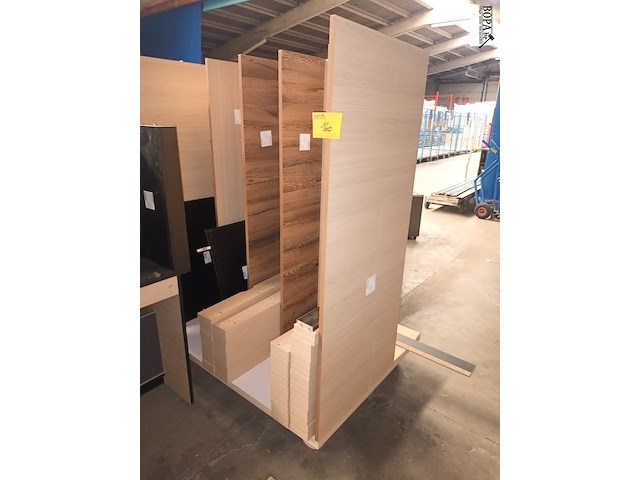 Lot 160 - transportkar met inhoud - afbeelding 1 van  3