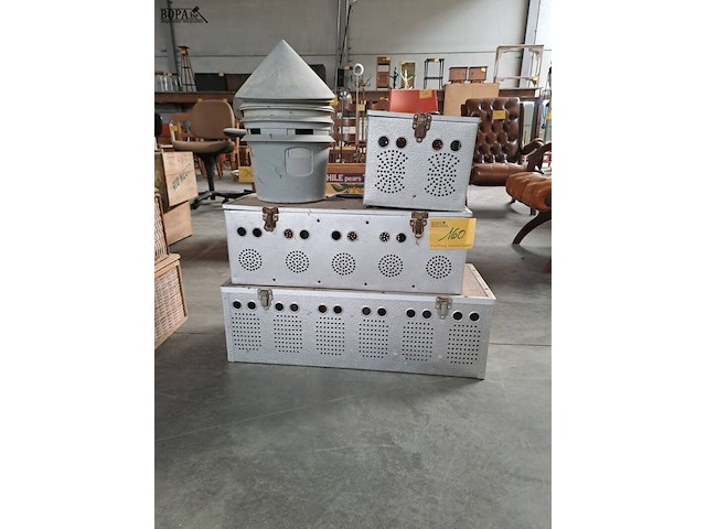 Lot 160 - vintage aluminium duivenmanden voor transport postduiven - 3 - afbeelding 1 van  3