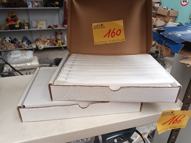 Lot 160 - witte polsbandjes - 2 dozen - afbeelding 1 van  3