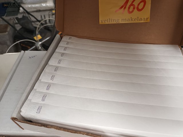 Lot 160 - witte polsbandjes - 2 dozen - afbeelding 2 van  3
