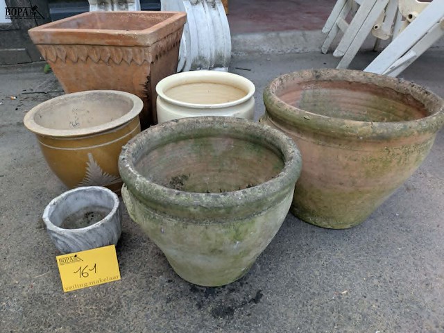 Lot 161 - bloempotten aardewerk en beton - afbeelding 1 van  3