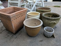 Lot 161 - bloempotten aardewerk en beton - afbeelding 2 van  3